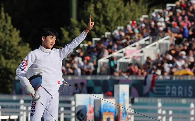 11일(한국시간) 프랑스 베르사유 궁전에서 열린 2024 파리올림픽 근대5종 남자 결승전 펜싱 보너스라운드에서 승리하며 점수를 얻은 전웅태가 환호하고 있다. 연합뉴스