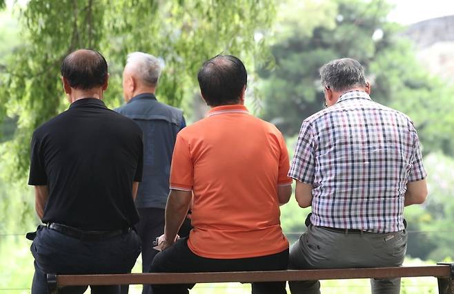 기사 이해를 돕기 위한 사진임. 공원에 앉아 있는 노인들의 모습. [사진 = 뉴스1]