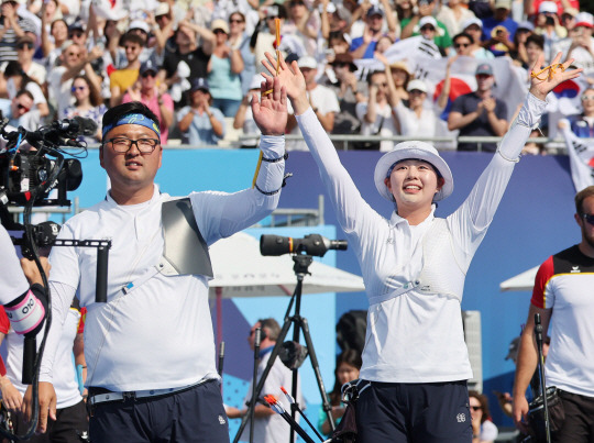 김우진-임시현이 3일 밤(한국시간) 프랑스 파리 레쟁발리드에서 열린 파리올림픽 양궁 혼성 단체 결승 독일과의 경기에서 승리하며 금메달을 확정한 뒤 기뻐하고 있다. 뉴시스