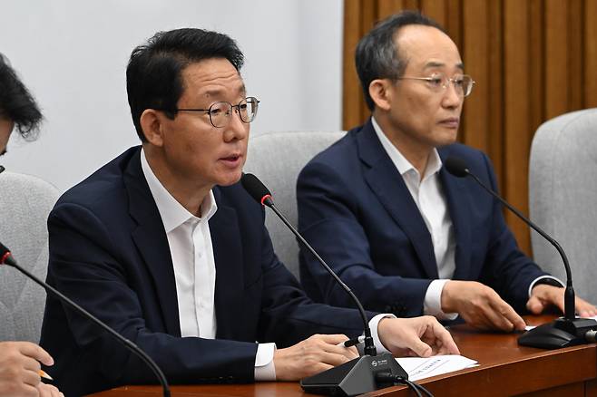 김상훈(왼쪽) 국민의힘 정책위의장이 6일 오전 서울 여의도 국회에서 열린 원내대책회의에 참석해 발언하고 있다. 오른쪽은 추경호 원내대표. 임세준 기자