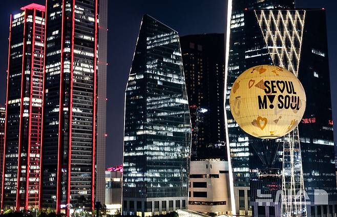 [서울=뉴시스] 김근수 기자 = 서울달 개장식이 열린 10일 서울 영등포구 여의도 상공에 서울달이 높게 떠 있다. 2024.08.10. ks@newsis.com