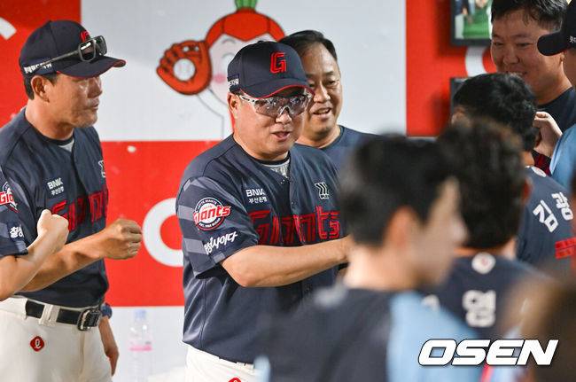 [OSEN=박준형 기자] 롯데가 에이스 찰리 반즈의 7이닝 무실점 호투를 앞세워 KT전 4연패에서 탈출했다.&nbsp;프로야구 롯데 자이언츠는 10일 수원KT위즈파크에서 열린 2024 신한 SOL뱅크 KBO리그 KT 위즈와의 시즌 12차전에서 2-0으로 승리했다. 롯데는 전날 패배를 설욕을 비롯해 KT전 4연패를 끊어내며 시즌 46승 3무 55패를 기록했다. 반면 최근 4연승이 무산된 KT는 53승 2무 54패가 됐다.&nbsp;경기종료 후 롯데 김태형 감독이 미소 짓고 있다. 2024.08.10 /