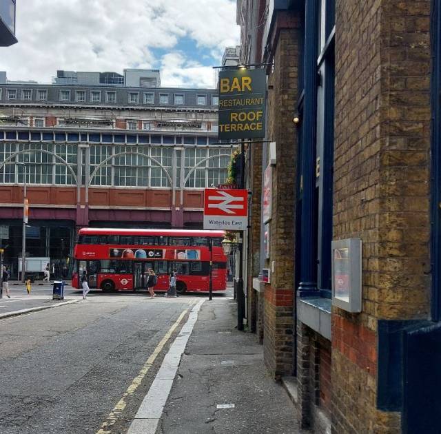 ▲그림 11 워털루 동역 전용 출입구. ⓒ전현우