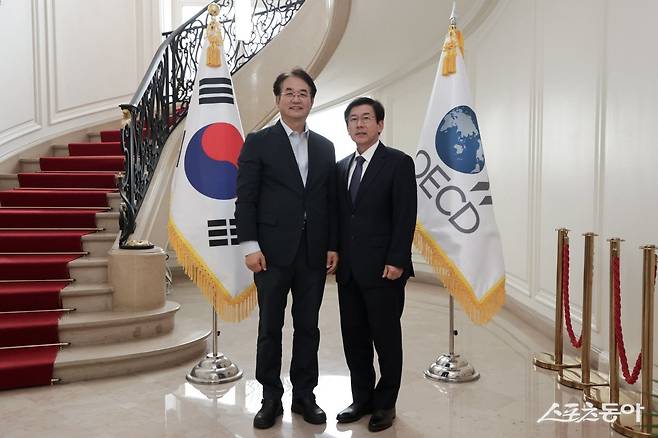 이동환 고양특례시장(왼쪽), 최상대 주OECD 대한민국 대사.  사진제공ㅣ고양시