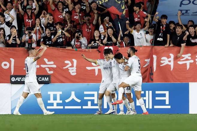 FC 서울 선수들이 이승모가 11일 포항 스틸러스와의 경기에서 골을 넣자 단체 골 세리머니를 선보이고 있다. 프로축구연맹 제공