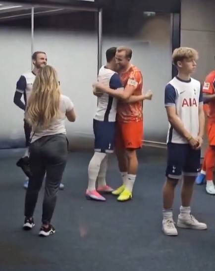 ▲ 토트넘 홋스퍼는 11일(한국시간) 영국 런던의 토트넘 홋스퍼 스타디움에서 열린 프리 시즌 친선 경기에서 바이에른 뮌헨에 2-3으로 패했다. 앞서 두 팀은 지난 3일 한국의 서울월드컵경기장에서 열린 친선 경기를 통해 맞붙었던 바가 있다. 당시 경기는 바이에른 뮌헨에 2-1 승리를 가져갔다. 이어서 바이에른 뮌헨은 이날 경기도 3-2로 승리하며 토트넘에 2연승을 거뒀다.&nbsp; ⓒSNS