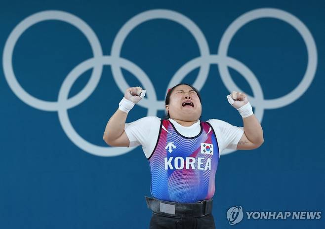 아쉬워하는 김수현 (파리 로이터=연합뉴스) 김수현이 11일(한국시간) 프랑스 파리의 사우스 파리 아레나 6에서 열린 2024 파리 올림픽 역도 여자 81㎏급 경기에서 바벨을 놓친 후 아쉬워하고 있다.