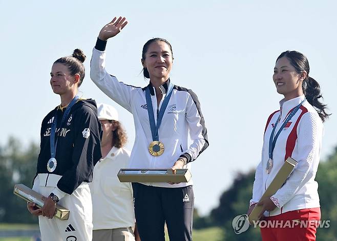 금메달 받은 뒤 인사하는 리디아 고 (기앙쿠르[프랑스]=연합뉴스) 신준희 기자 = 10일(현지시간) 프랑스 파리 인근 기앙쿠르의 르골프 나쇼날에서 열린 2024 파리올림픽 골프 여자 개인전에서 우승한 뉴질랜드의 리디아 고가 시상대에 올라 금메달을 받은 뒤 팬들에게 인사하고 있다.  2024.8.11 hama@yna.co.kr