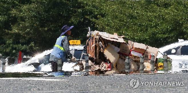 폭염의 한가운데 (대구=연합뉴스) 윤관식 기자 = 전국 대부분 지역에 폭염 특보가 이어진 9일 대구 수성구 상동 무학로에서 한 어르신이 폐지를 쌓은 리어카를 끌고 열기로 가득한 도로를 건너고 있다. 2024.8.9 psik@yna.co.kr