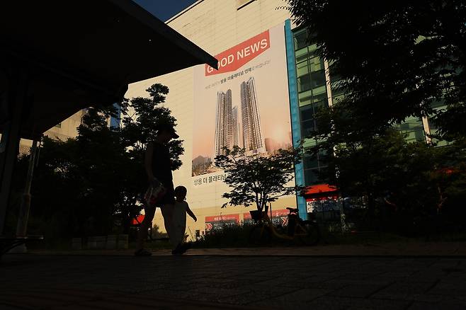 주상복합 홍보관으로 바뀐 홈플러스 연산점 주상복합건물이 들어설 홈플러스 연산점 모습에 부착된 주상복합 홍보 대형 현수막 앞으로 엄마와 아이가 손을 잡고 걸어가고 있다. [손형주 기자]