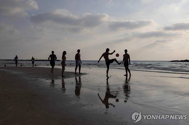 텔아비브 해변서 여가 보내는 시민들 이란과 이스라엘의 전면전 위기가 고조된 가운데에도 지난 7일(현지시간) 이스라엘 수도 텔아비브의 해변에서 시민들이 여가를 즐기고 있다. 2024.8.11 [AFP=연합뉴스 자료사진]