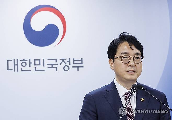 2024년 설 특별사면 발표하는 심우정 법무부 차관  (서울=연합뉴스) 황광모 기자 = 법무부 장관 대행인 심우정 차관이 6일 오전 서울 종로구 정부서울청사에서 2024년 설 특별사면을 발표하고 있다. 2024.2.6 hkmpooh@yna.co.kr