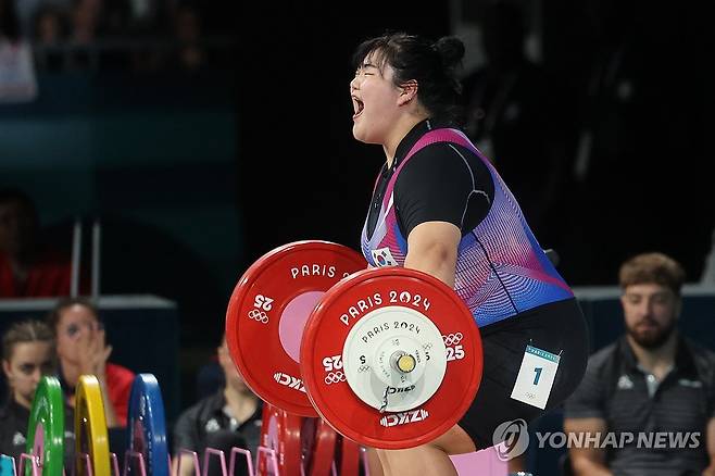 131kg 들어올리는 박혜정 (파리=연합뉴스) 임화영 기자 = 11일(현지시간) 프랑스 파리 사우스 파리 아레나에서 열린 2024 파리올림픽 역도 여자 81kg급에 출전한 박혜정이 131kg에 성공하고 있다. 2024.8.11 hwayoung7@yna.co.kr