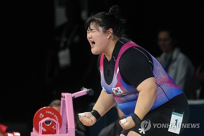 박혜정, 131kg 성공하고 포효 (파리=연합뉴스) 임화영 기자 = 11일(현지시간) 프랑스 파리 사우스 파리 아레나에서 열린 2024 파리올림픽 역도 여자 81kg급에 출전한 박혜정이 131kg에 성공한 뒤 포효하고 있다. 2024.8.11 hwayoung7@yna.co.kr