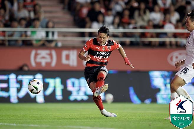 슈팅을 시도하는 포항 이태석 [한국프로축구연맹 제공. 재판매 및 DB 금지]