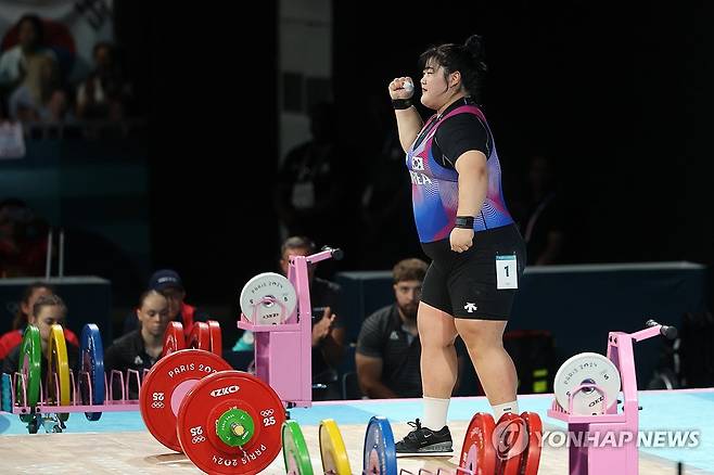 박혜정, 127kg도 성공 (파리=연합뉴스) 임화영 기자 = 11일(현지시간) 프랑스 파리 사우스 파리 아레나에서 열린 2024 파리올림픽 역도 여자 81kg급에 출전한 박혜정이 127kg에 성공한뒤 기뻐하고 있다. 2024.8.11 hwayoung7@yna.co.kr