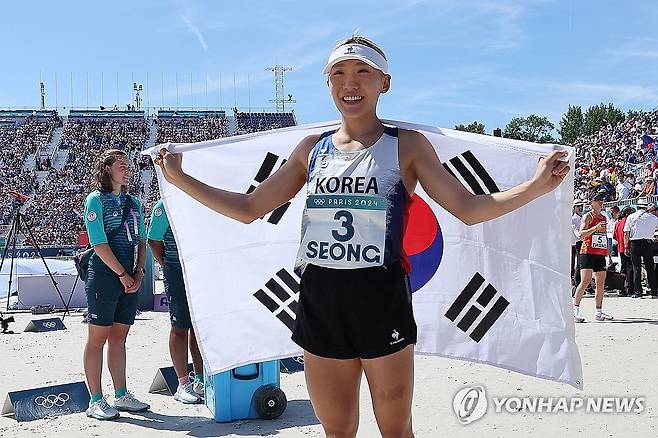 태극기 들고 기뻐하는 성승민 (베르사유[프랑스]=연합뉴스) 김도훈 기자 = 11일(현지시간) 프랑스 파리 베르사유에서 열린 2024파리올림픽 근대5종 여자 개인 결승전 레이저런 경기에서 동메달을 따낸 성승민이 경기를 마친 뒤 태극기를 들고 기뻐하고 있다. 2024.8.11 [공동취재] superdoo82@yna.co.kr