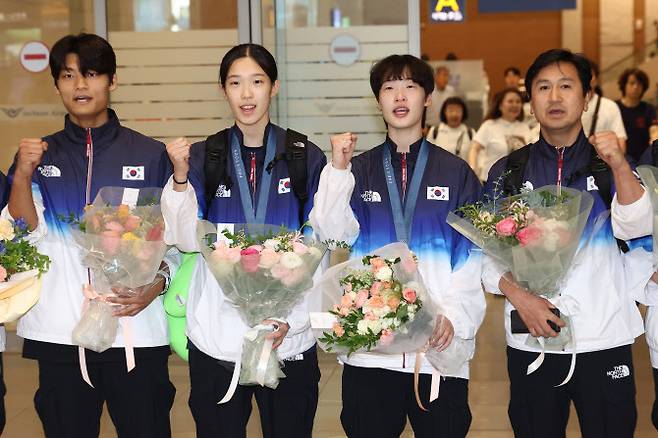 파리올림픽 태권도 대표팀 김유진, 이다빈 등 선수들이 12일 오후 인천국제공항 제2여객터미널을 통해 귀국해 기념 촬영하고 있다. 사진=연합뉴스