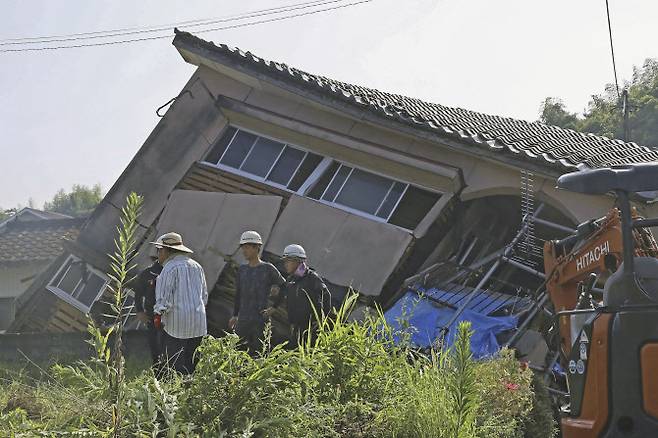 지난 8일 일본 규슈 남동부 미야자키현 앞바다에서 발생한 규모 7.1 강진으로 무너진 가고시마현 오사키 마을의 한 주택. (사진=연합뉴스)