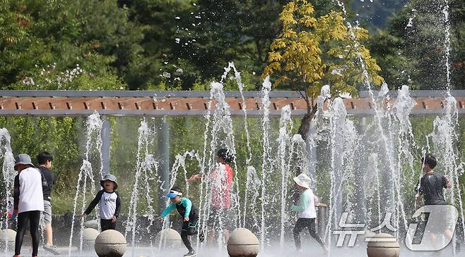 전국 대부분 지역에 폭염특보가 발효된 11일 오후 대구 동구 율하체육공원 바닥분수에서 어린이들이 물놀이로 찜통더위를 식히고 있다. 2024.8.11/뉴스1 ⓒ News1 공정식 기자