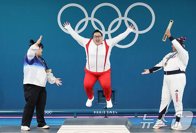 대한민국 역도 국가대표팀 박혜정 선수와 영국 에밀리 캠벨 선수가 11일(한국시간) 프랑스 파리 사우스 파리 아레나6에서 진행된 2024 파리올림픽 역도 여자 81kg 이상급 시상식에서 금메달을 획득한 중국 리원원이 시상대에 오를때 축하 세리머니를 하고 있다. 2024.8.11/뉴스1 ⓒ News1 이동해 기자