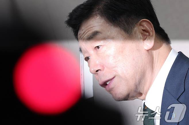 김형석 독립기념관장이 12일 서울 용산구 서울지방보훈청에서 열린 독립기념관 광복절 경축식 취소 및 뉴라이트 성향 관련 기자회견에서 발언하고 있다. 독립기념관은 12일 "김형석 신임 관장이 오는 15일 열리는 정부 주최 광복절 기념행사에 참석하기로 해 자체적으로 열어왔던 광복절 경축식 개최는 취소하기로 했다"고 밝혔다. 경축식이 열리지 않는 것은 1987년 8월 15일 독립기념관이 개관한 이후 처음이다. 2024.8.12/뉴스1 ⓒ News1 김성진 기자