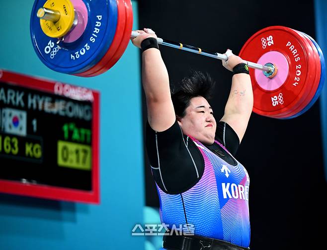 대한민국 역도 국가대표 박혜정이 11일(한국 시간) 프랑스 파리 사우스 파리 아레나6에서 열린 2024 파리올림픽 역도 여자 81㎏ 초과급 결선에서 바벨을 들어올리고 있다.