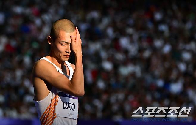 대한민국 육상 높이뛰기 대표 우상혁이 11일(한국 시간) 프랑스 파리 스타드 드 프랑스에서 열린 2024 파리올림픽 육상 남자 높이뛰기 결선에서 2m31을 1차 시기에 실패한 뒤 다음 시기 준비를 하고 있다. 우상혁은 끝내 2m31을 넘지 못하며 최종 7위로 올림픽 메달 도전을 마쳤다. 파리(프랑스)=정재근 기자 cjg@sportschosun.com/2024.8.11/