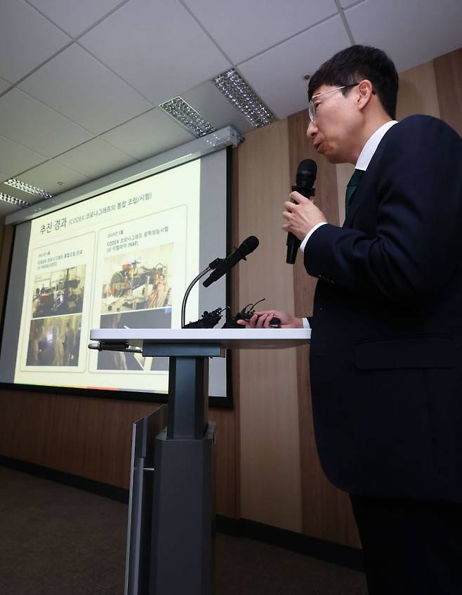 8일 오후 서울 종로구 국가과학기술자문위원회에서 열린 우주항공청-천문연구원 코로나그래프 최종 점검 성과 브리핑에서 최문환 한국천문연구원 책임연구원이 관련 내용을 설명하고 있다. 코로나그래프는 태양 표면에 비해 백만배 이상 어두운 태양 대기의 바깥 부분인 코로나를 관측할 수 있는 망원경이다. [이미지출처=연합뉴스]