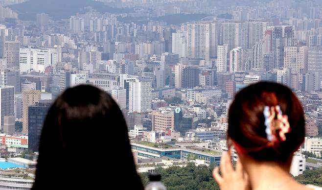 서울 중구 남산에서 바라본 도심에 아파트 단지가 보이고 있다. /뉴스1