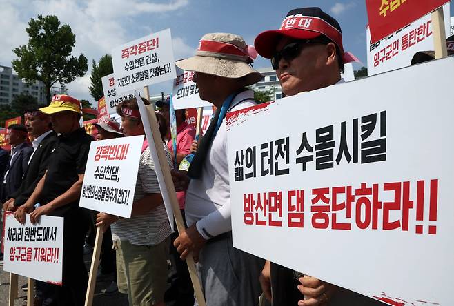 12일 강원 춘천시 강원특별자치도청 앞에서 서흥원 군수를 비롯한 양구군 관계자 및 주민들이 환경부의 수입천댐 건설을 반대하는 궐기대회를 열고 있다. /연합뉴스