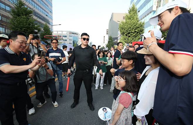 9일 대전 0시축제가 개막한 대전역과 중앙로 일원에서 이장우 대전시장이 시민과 오상욱, 박상원 선수의 기념 촬영을 하고 있다./뉴스1