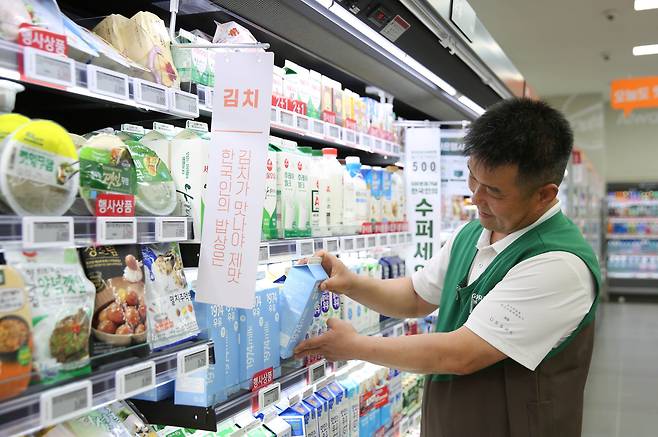 지난달 26일 문을 연 GS더프레시 500호점 창동점. 최경호 GS더프레시 창동점 경영주가 상품을 진열하고 있다. /GS리테일 제공