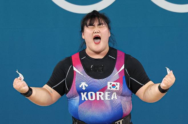 대한민국 역도 국가대표팀 박혜정 선수가 11일(한국시간) 프랑스 파리 사우스 파리 아레나6에서 진행된 2024 파리올림픽 역도 여자 81kg급 경기에서 용상 168kg 2차시기를 성공한 후 기뻐하고 있다. 뉴스1