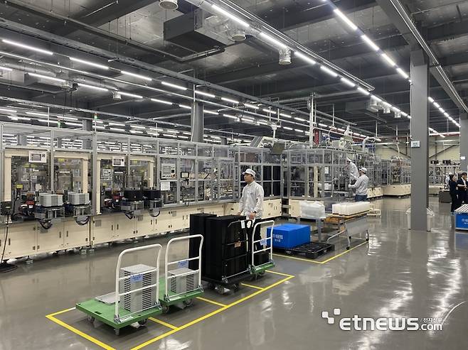 신흥에스이씨 울산공장에서 각형 배터리 부품인 캡 어셈블리 반제품인 멀티 어셈블리를 생산하고 있다.