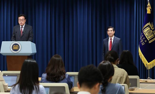 정진석 대통령비서실장이 12일 서울 용산 대통령실청사 브리핑룸에서 열린 인사브리핑에서 김용현 국방부장관 후보자를 소개하고 있다. /사진=뉴스1화상