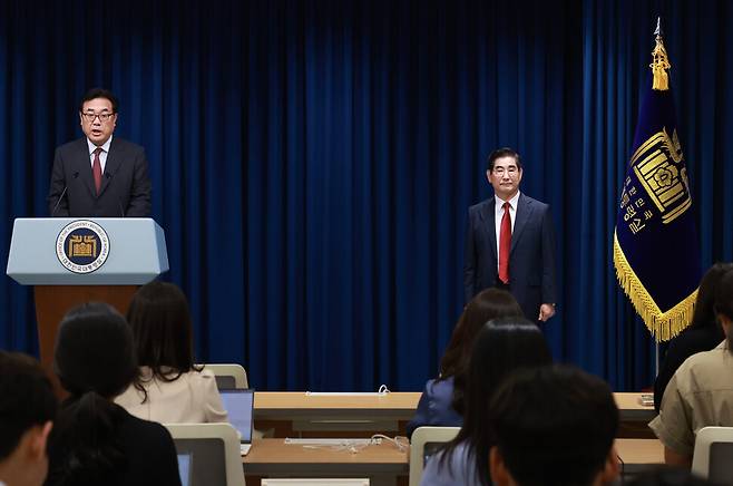 신임 국방부 장관 후보자로 지명된 김용현 대통령 경호처장이 12일 서울 용산 대통령실 청사에서 열린 인사브리핑에 참석해 정진석 대통령 비서실장의 발표 내용을 듣고 있다. 연합뉴스