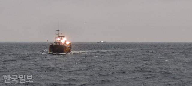 8일간의 조업을 마친 영진호가 7월 10일 제주 한림항으로 들어오고 있다. 만선의 꿈을 안고 출항했던 이 배는 쓰레기를 가득 싣고 뭍으로 돌아왔다. 영진호 제공
