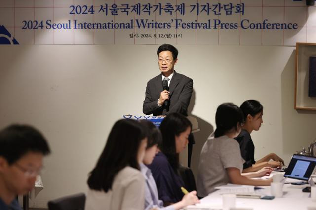 12일 오전 서울 중구 달개비에서 열린 '2024 서울국제작가축제' 기자간담회에서 오형엽 기획위원장이 기획 취지를 설명하고 있다. 축제는 9월 6일부터 11일까지 JCC아트센터에서 열린다. 연합뉴스