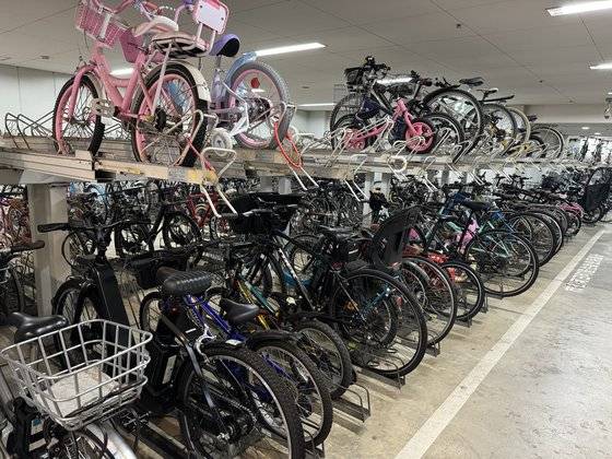 자전거 왕국으로 불리는 일본에선 한국의 아파트에 해당하는 곳엔 대형 자전거 주차 시설이 마련돼 있다. 도쿄=김현예 특파원