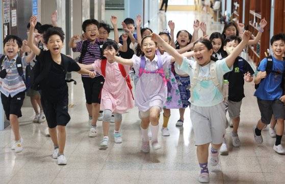 지난달 23일 경기도 수원시 한 초등학교에서 방학식을 마친 학생들이 하교하고 있다. 연합뉴스