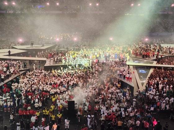 12일(한국시간) 스타드 드 프랑스에서 열린 파리올림픽 폐회식 프랑스 밴드 피닉스의 축하공연 중 무대 위에 올라간 선수들의 모습. 파리=김효경 기자