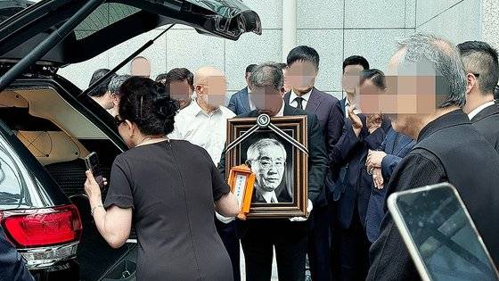 12일 오후 1시 서울아산병원 장례식장에서 지난 10일 숨진 신상현(92)씨의 발인식이 진행되고 있다. 한 여성이 유명 팝송 '마이웨이'를 부르자 주변에 있던 가족과 지인들이 흐느끼며 눈물을 훔쳤다. 이보람 기자