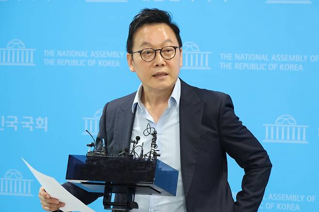 더불어민주당 정봉주 최고위원 후보가 12일 오전 국회 소통관에서 기자회견을 열고 이른바 ‘이재명팔이’ 세력에 대한 문제의식과 대응 계획을 밝히고 있다. 연합뉴스