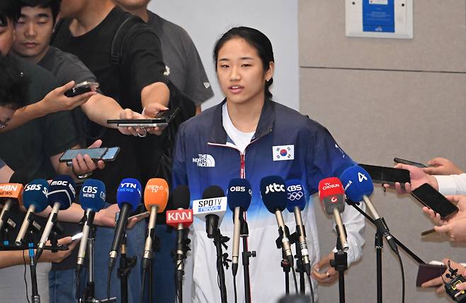 South Korean badminton player An Se-young speaks to the media on Aug.7 at the Incheon International Airport. (Yonhap)