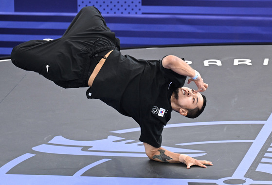 Korea's Hongten in action during the B-Boys round robin at La Concorde in Paris on Saturday at the Paris Olympics. [REUTERS/YONHAP]