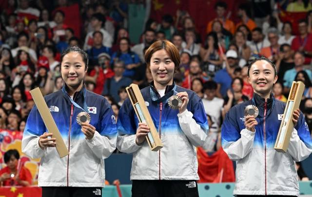 10일(현지시간) 프랑스 파리 사우스 파리 아레나에서 열린 2024 파리올림픽 여자 단체전 동메달 결정전에서 독일을 꺾고 승리한 한국팀 신유빈(왼쪽부터), 이은혜, 신유빈, 전지희가 시상대에 올라 환호하고 있다. 파리=올림픽사진공동취재단