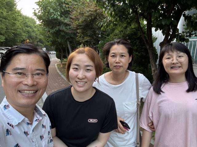 연구, 교수 일로 현재 미국 LA에서 생활하는 이충희(맨 왼쪽) 목사가올림픽 선수 발탁 무렵 한국을 찾아 맏딸 이은혜(왼쪽 두번째)과 아내, 막내딸과 기념 촬영을 한 모습. 이 목사 제공