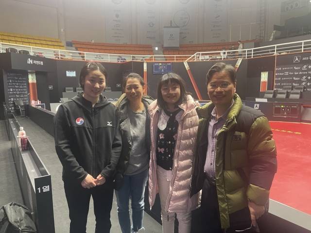 이충희(맨 오른쪽) 목사가 맏딸 이은혜(맨 왼쪽) 시합을 아내, 막내딸과 찾아 기념 촬영을 한 모습. 이 목사 제공