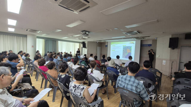 12일 오후 도촌동주민센터에서 열린 수서~광주 복전전철(수서광주선) 2~3공구 건설사업 환경영향평가(초안) 주민설명회에 참석한 주민들이 용역사 관계자의 사업 설명을 듣고 있다. 박용규기자